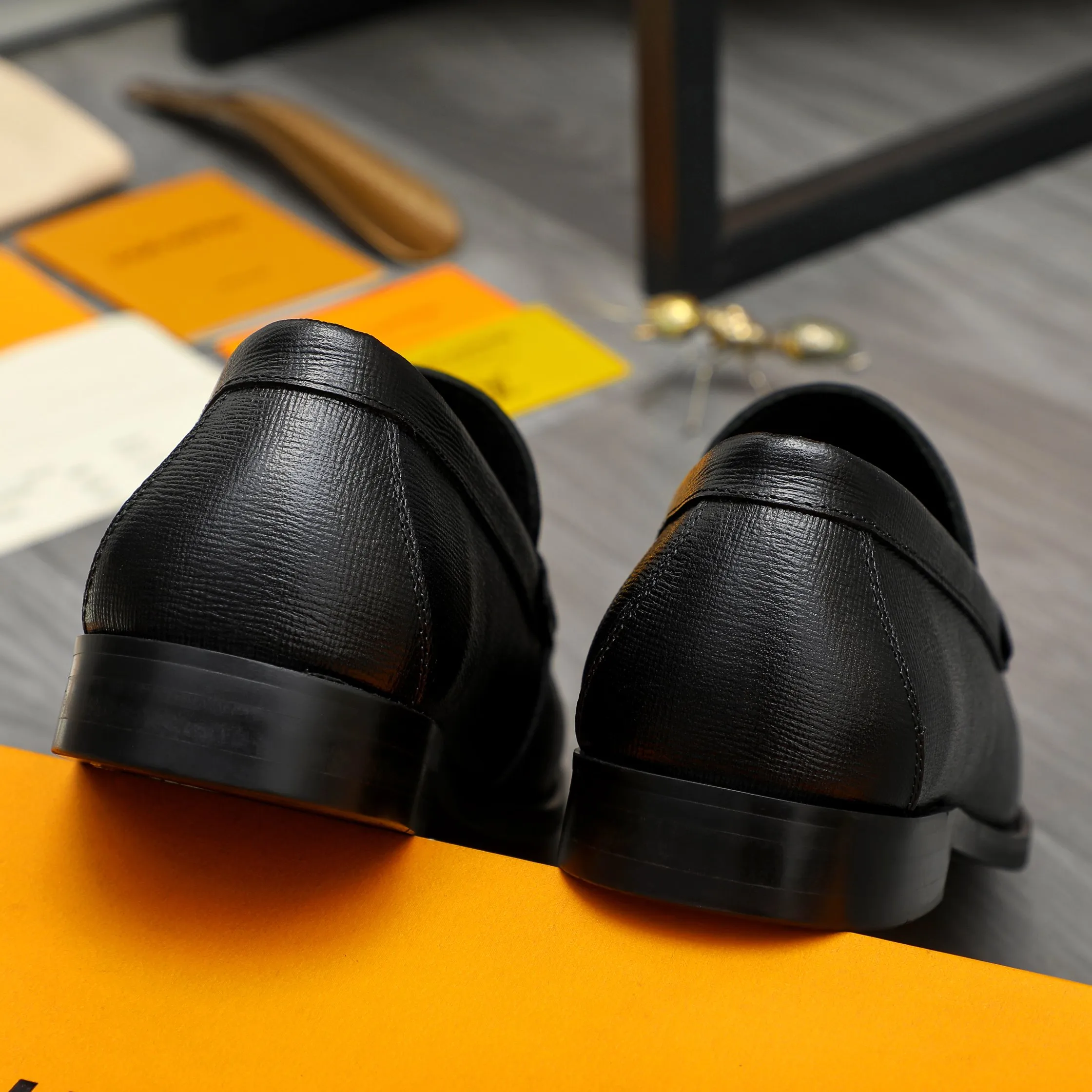 Men's shoes 💰p460 Product trademark: LV (Louis Vuitton) business slip-on leather shoes. Regular size: 38-45 (45 is custom-made and non-returnable) Product materials: Selected high-quality vertical grain cowhide upper, cowhide lining, original rubber outsole